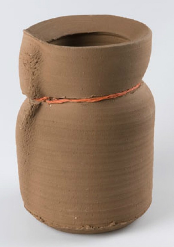 Vilma Henkelman, Pot (1981), 28 x 21 cm, aardewerk, touw, inv.nr. BK95042