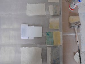 Lijmtesten. Twee soorten epoxy hars worden getest op de coating van de alucore plaat. De coating bestaat uit polyester.